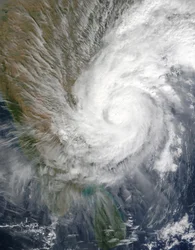 Zuidoostelijke Indiase staat Andhra Pradesh getroffen door tropische cycloon 03B in begin 16 december 2003. De stormwinden, zware regenval en koele temperaturen dwongen bijna 20.000 mensen hun huizen te ontvluchten.